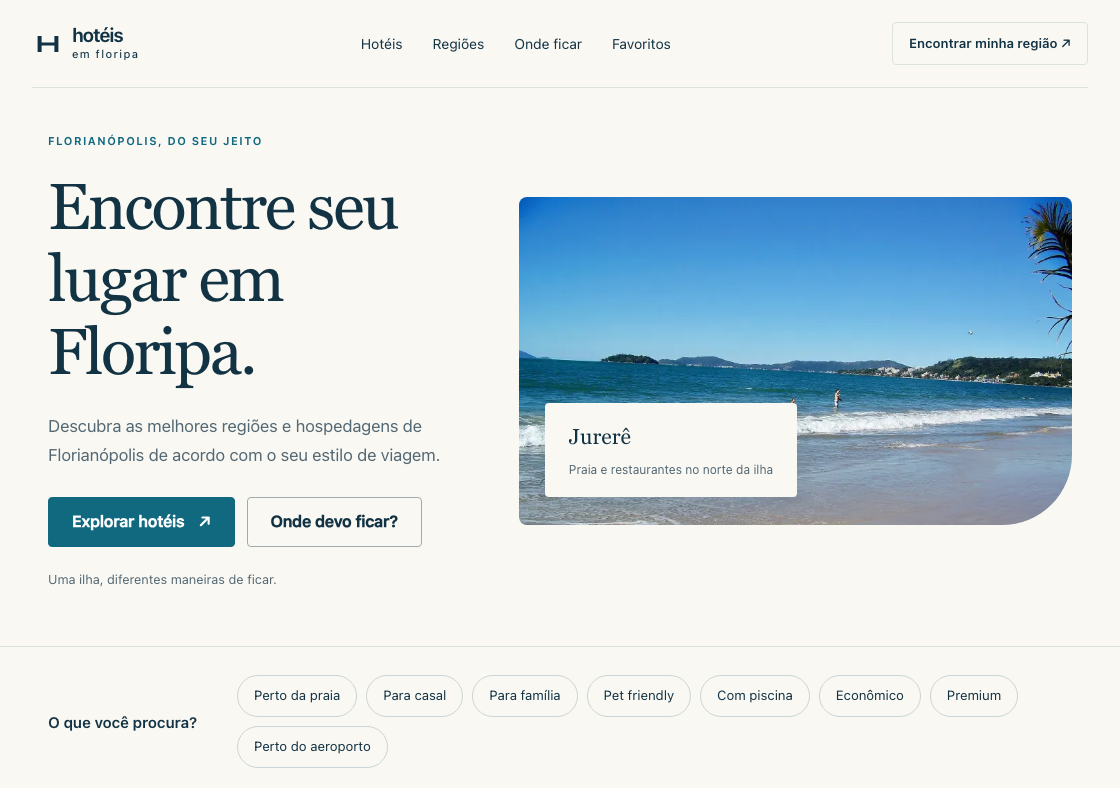 Captura da página inicial do Hotéis em Floripa, com o título “Encontre seu lugar em Floripa” ao lado de uma foto da praia de Jurerê.